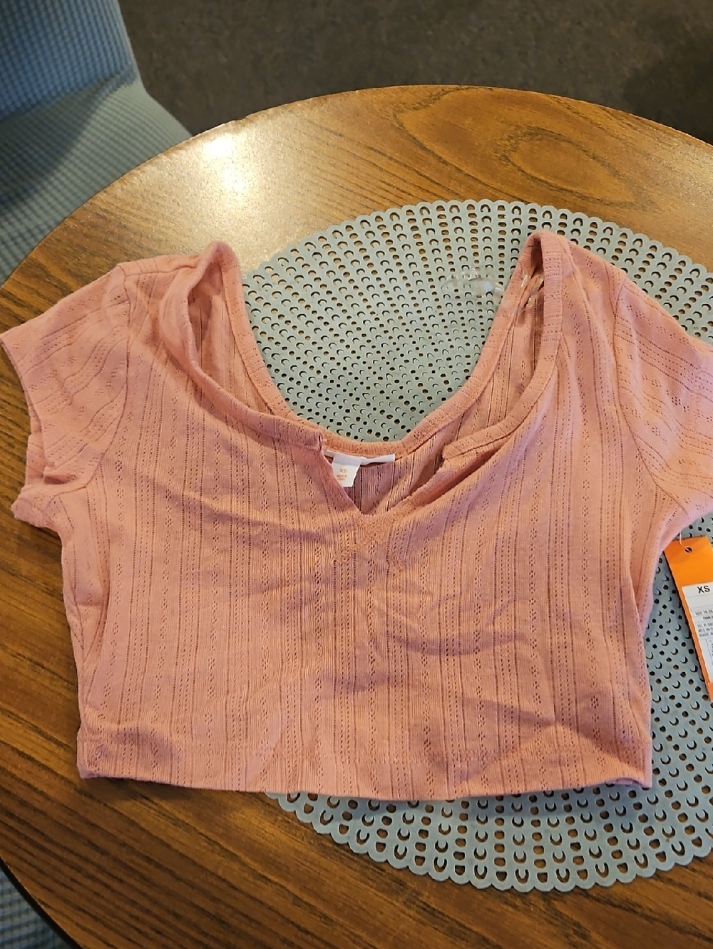 Colsie Pink Cropped V-Neck Eyelet Tee